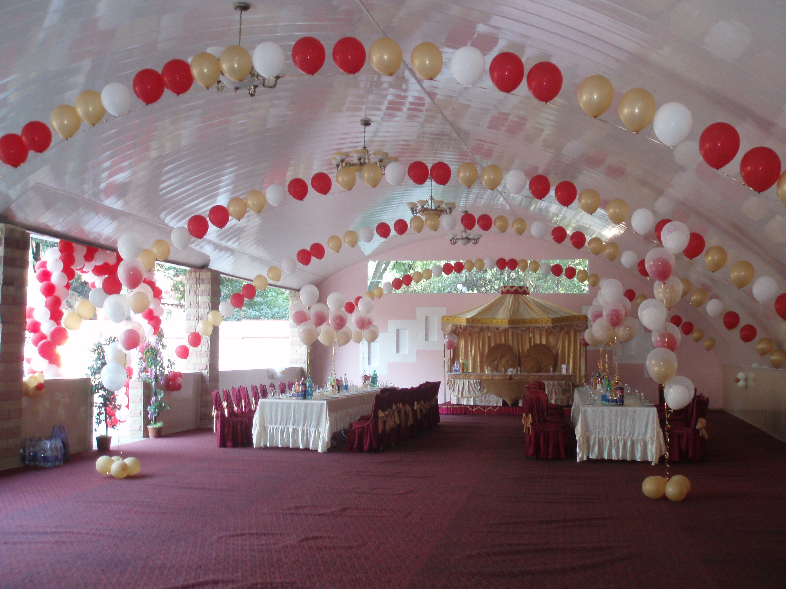 Оформление зала воздушными шарами. Украшение шарами. Украшение помещения. Украшение помещения шарами. Украшение шарами на свадьбу.